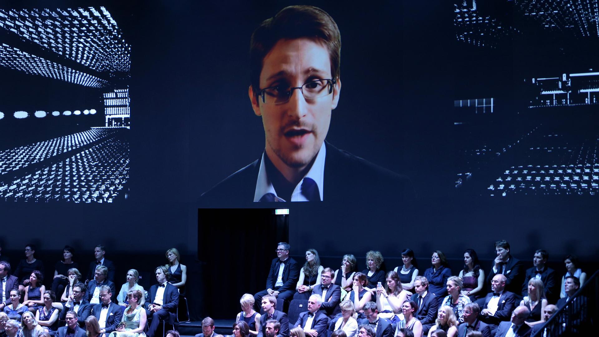 Der ehemalige US-Geheimdienstmitarbeiter Edward Snowden spricht in Hamburg während der Verleihung Henri-Nannen-Preis per Videobotschaft zu den Zuschauern.