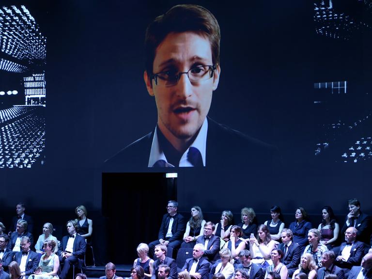 Der ehemalige US-Geheimdienstmitarbeiter Edward Snowden spricht in Hamburg während der Verleihung Henri-Nannen-Preis per Videobotschaft zu den Zuschauern.