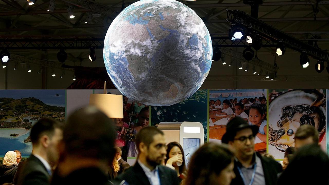 Eine Weltkugel hängt am 06.11.2017 in Bonn (Nordrhein-Westfalen) auf der Weltklimakonferenz auf dem deutschen Pavillion. Die Weltklimakonferenz COP23 findet 06. bis 17. November 2017 in Bonn statt Foto: Oliver Berg/dpa | Verwendung weltweit