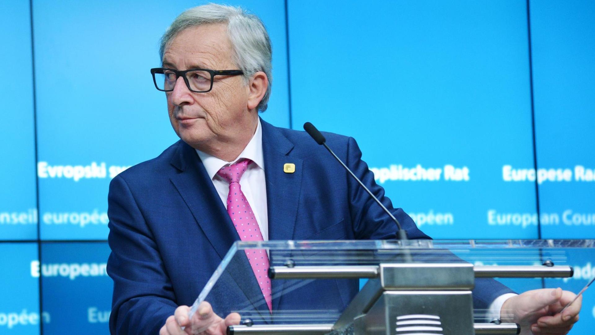 Juncker spricht auf einer Pressekonferenz in Brüssel.