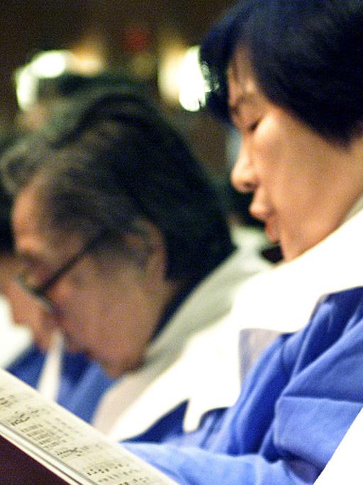 Chinesische Christen bei einer Neujahrsmesse in Shanghai