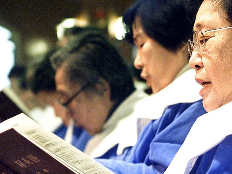 Chinesische Christen bei einer Neujahrsmesse in Shanghai