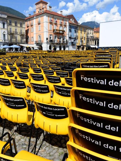 In Locarno stehen Stühle für das Freiluftkino