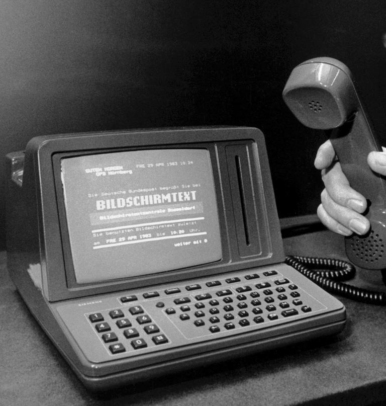 Das Telefon von morgen .... so könnte es aussehen. Im Nürnberger Verkehrsmuseum wird im Rahmen der Ausstellung "100 Jahre Telefon in Bayern" am 3. Mai 1983 ein Telefon-Prototyp gezeigt, der neben der üblichen Nummern-Tastatur über einen eigenen Bildschirm sowie Buchstaben-Tasten zur Kommunikation im Rahmen des Bildschirmtext-Systems verfügt. Die Bundespost bereitet derzeit die Einführung des Btx-Systems in Deutschland vor.