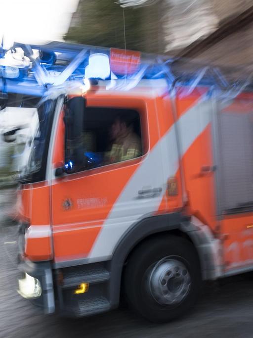 Ein Feuerwehrwagen rückt aus der Feuerwache in Berlin-Prenzlauer Berg aus.