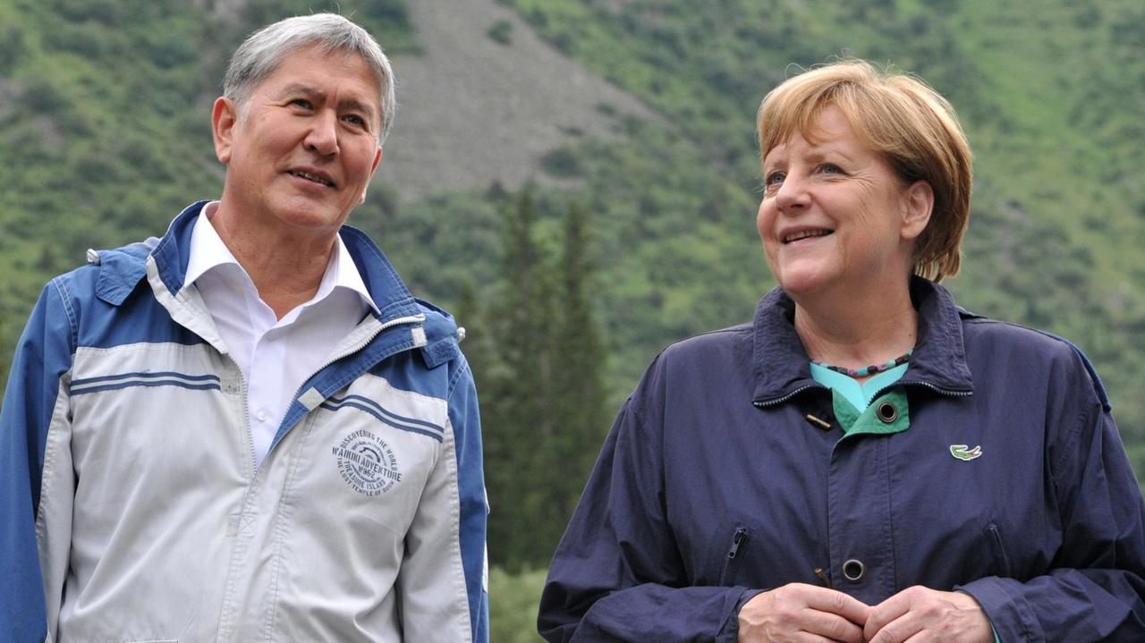 Bundeskanzlerin Angela Merkel bei einem Spaziergang mit dem kirgisischen Präsidenten Almasbek Atambajew.
