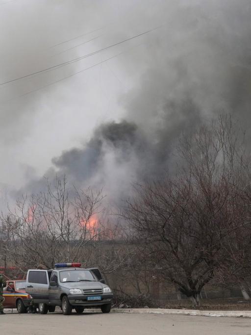 Flammen und Rauch kommen aus einem Haus in Mariupol. Ein ganzes Wohnviertel wurde beschossen.