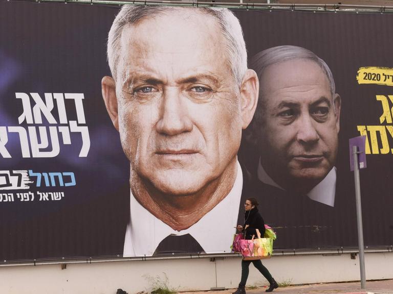 Ein Wahlplakat der Blau-Weißen Partei von Benny Gantz mit einem Konterfei von Gantz und Ministerpräisdent Benjamin Netanju mit der Aufschrift auf Hebräisch: Netanjahu denkt nur an sich, Gantz denkt ans Land (Parlamentswahlen, Israel)