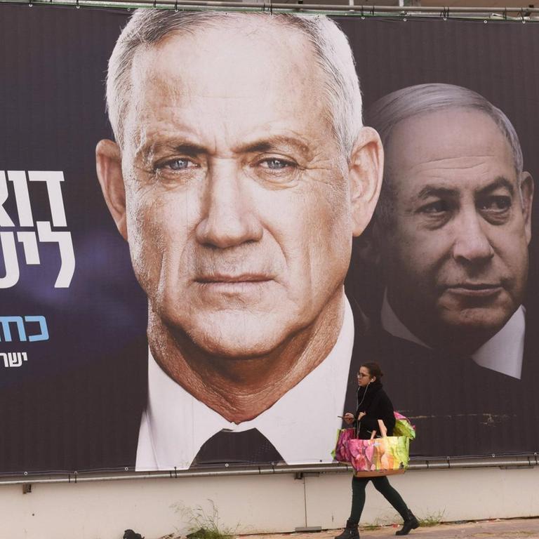 Ein Wahlplakat der Blau-Weißen Partei von Benny Gantz mit einem Konterfei von Gantz und Ministerpräisdent Benjamin Netanju mit der Aufschrift auf Hebräisch: Netanjahu denkt nur an sich, Gantz denkt ans Land (Parlamentswahlen, Israel)
