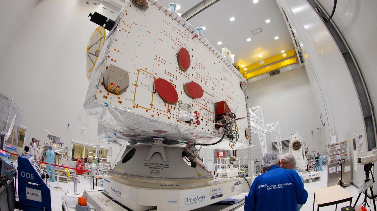 Die Raumsonde BepiColombo in der Halle der Weltraumbahnhofs Kourou