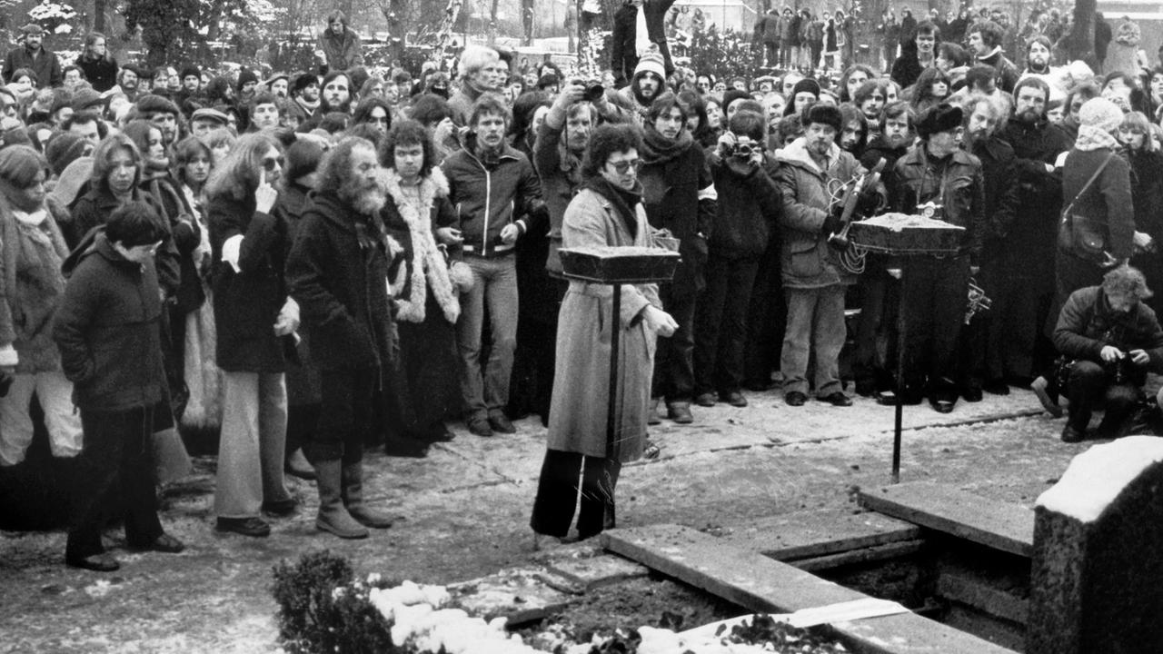 Die Trauergemeinde nimmt am 3. Januar 1980 am offenen Grab Abschied von Rudi Dutschke. 