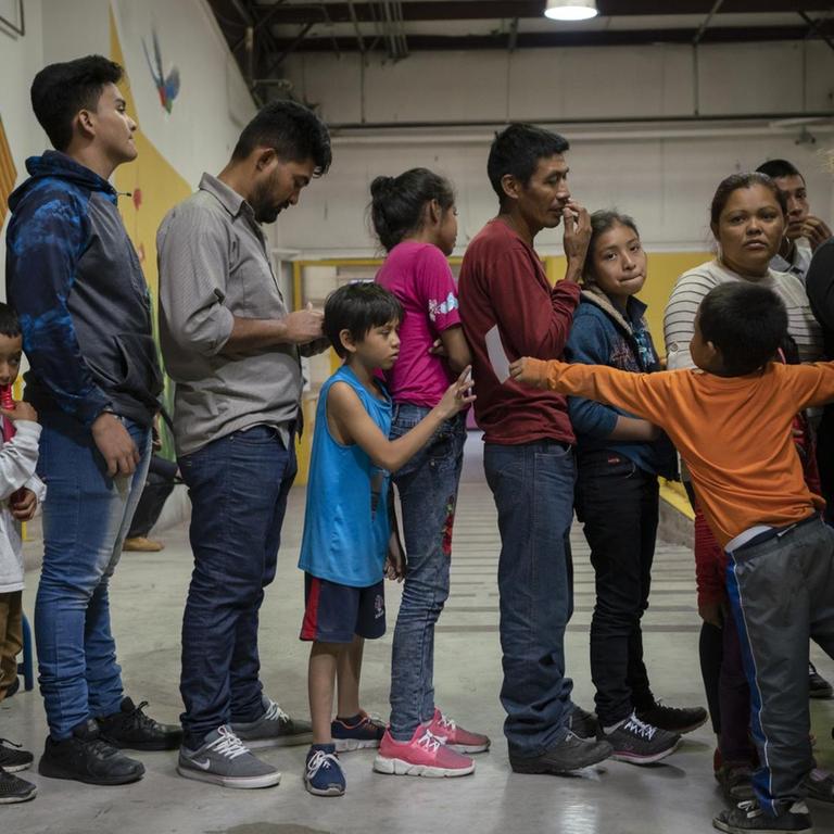Flüchtlinge aus Lateinamerika in einem der Zentren der Hilfsorganisation Annunciation House in El Paso/Texas