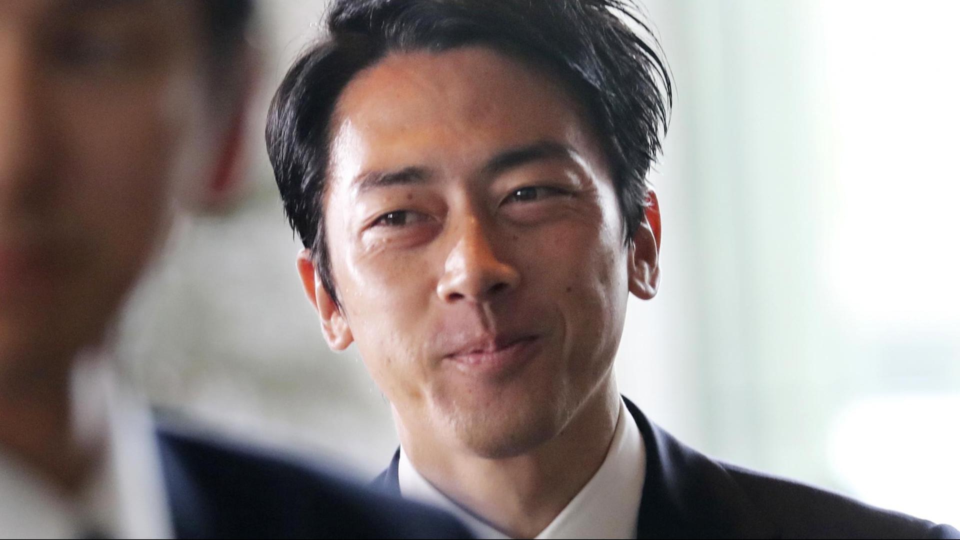 Koizumi lächelt bei seiner Vorstellung als Minister in die Kameras