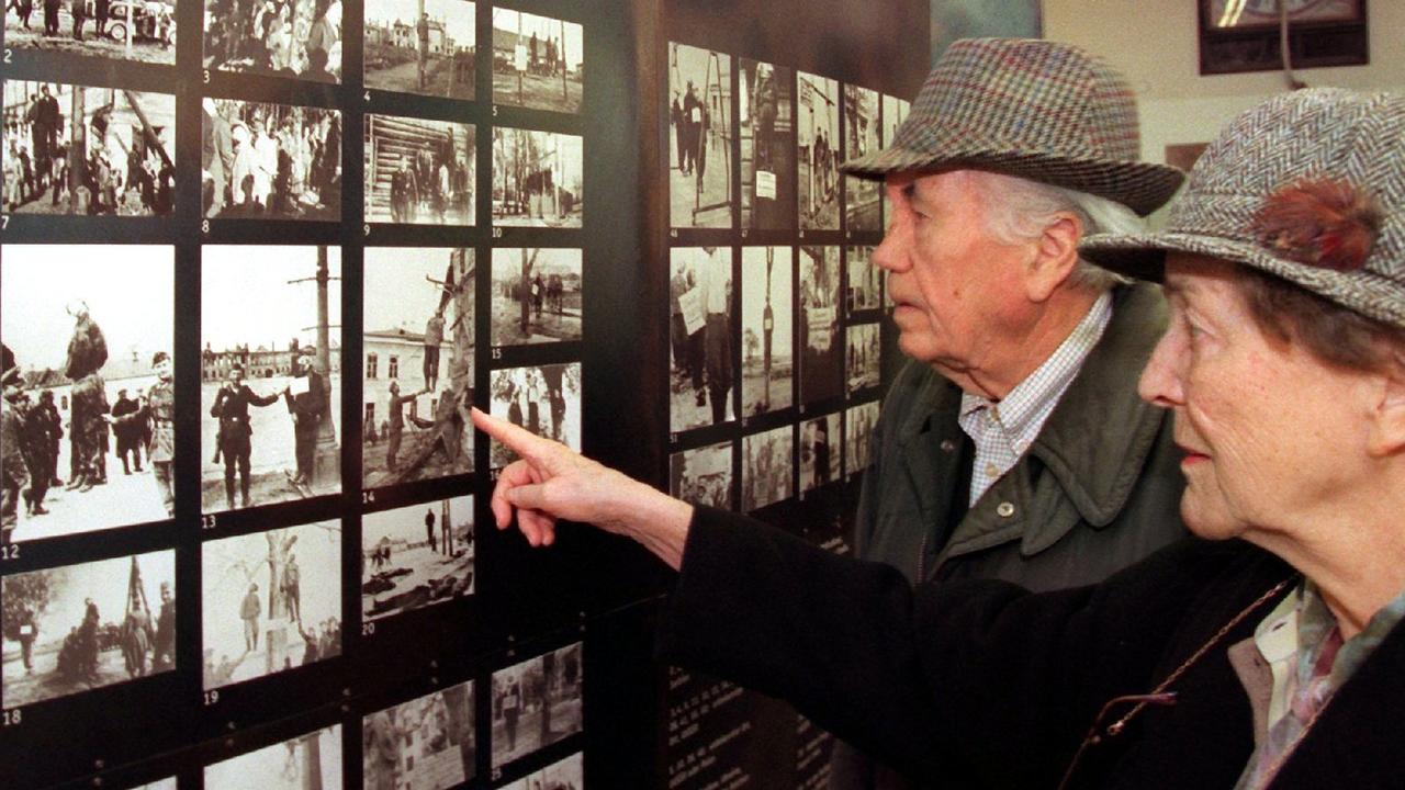 Ein Paar betrachtet am 24.2.1997 im Münchner Rathaus Bilder aus der umstrittenen Wehrmachtsausstellung "Vernichtungskrieg. Verbrechen der Wehrmacht 1941 bis 1944".