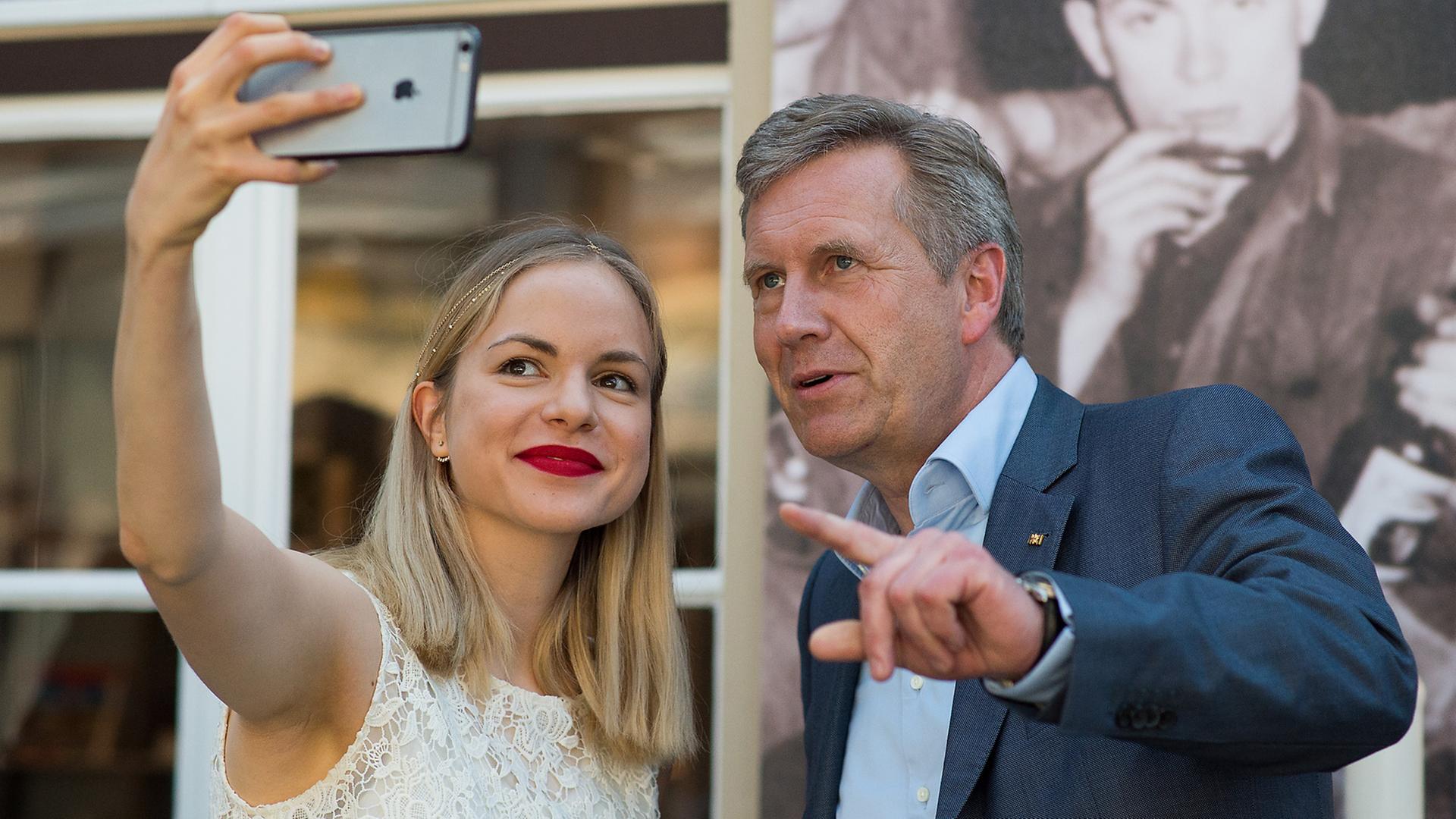 Der frühere Bundespräsident und Ex-Ministerpräsident von Niedersachsen, Christian Wulff (CDU), und die Schauspielerin und Poetry-Slammerin Julia Engelmann nehmen am 11.05.2016 am Bergwerk Rammelsberg in Goslar (Niedersachsen) ein Selfie auf. Der frühere Bundespräsident und Ex-Ministerpräsident von Niedersachsen, Christian Wulff (CDU), und die Schauspielerin und Poetry-Slammerin Julia Engelmann nehmen am 11.05.2016 am Bergwerk Rammelsberg in Goslar (Niedersachsen) ein Selfie auf.