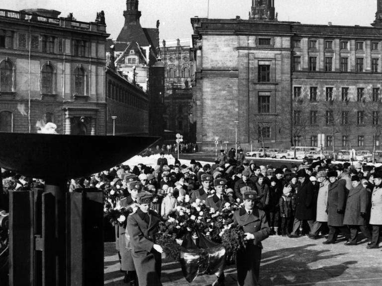 Offizielle Kranzniederlegung an der Gedenktafel vor der Ruine der Frauenkirche im Zentrum von Dresden. Mit Kundgebungen und Kranzniederlegungen gedenken die Dresdner am 13.02.1985 der Opfer der Bombennacht vom 13. auf den 14. Februar 1945. Damals kamen zwischen 20.000 und 25.000 Menschen ums Leben, die Stadt wurde fast völlig zerstört.