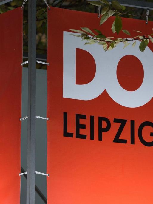 Ein Banner mit der Aufschrift "DOK Leipzig" hängt anlässlich des 61. Dokumentarfilm-Festivals DOK Leipzig in einer Fußgängerpassage.