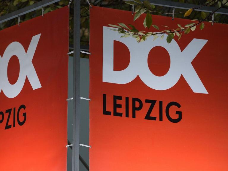 Ein Banner mit der Aufschrift "DOK Leipzig" hängt anlässlich des 61. Dokumentarfilm-Festivals DOK Leipzig in einer Fußgängerpassage.