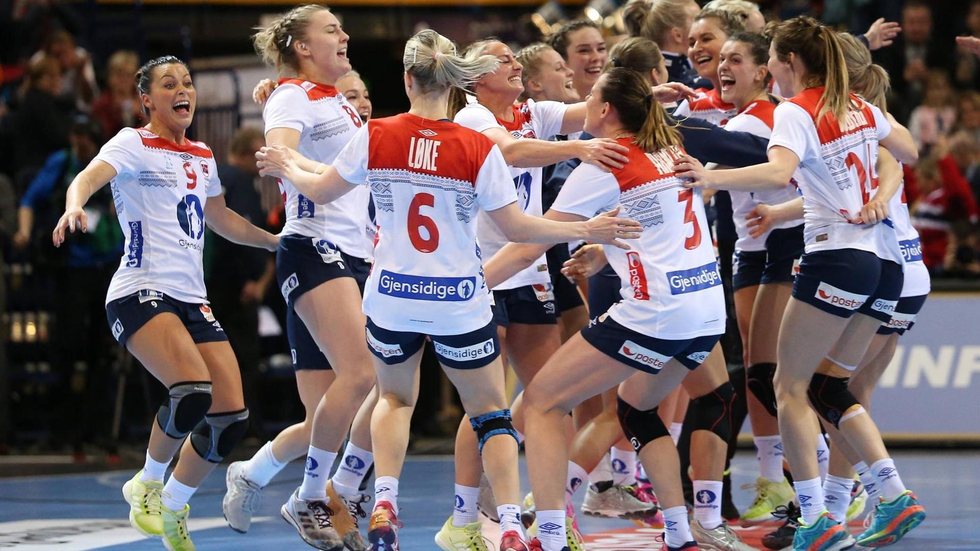 Die norwegischen Spielerinnen feiern bei der Handball-WM der Frauen ihren Einzug in das Endspiel.