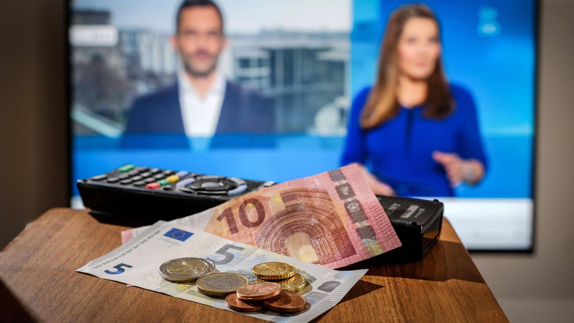 Fernbedienung und ein Geldbetrag von 18,36 Euro