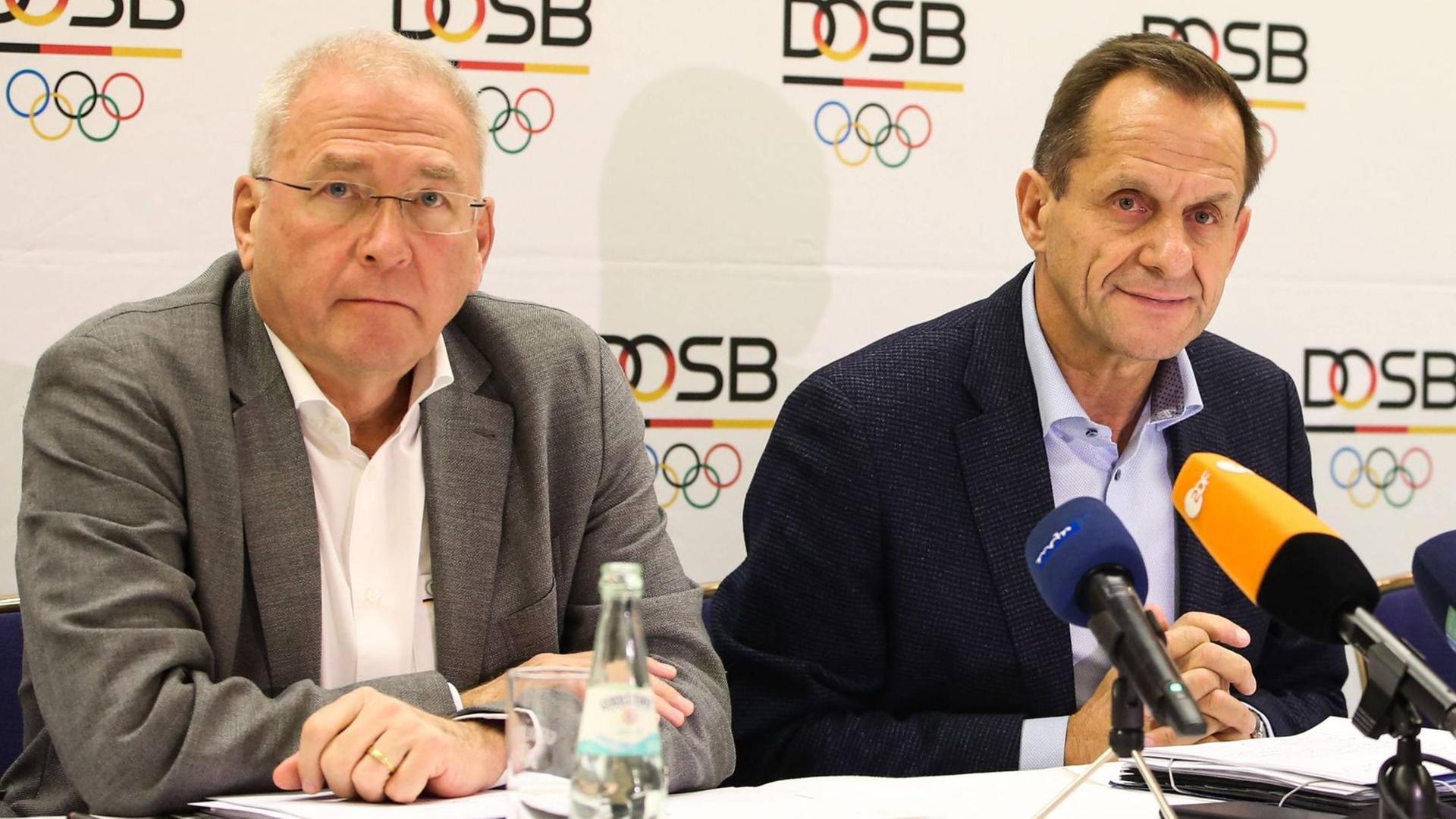 Alfons Hoermann (re.,Praesident Deutscher Olympischer Sportbund) und Michael Vesper (Vorstandsvorsitzenden des Deutschen Olympischen Sportbundes) bei der 13. DOSB-Mitgliederversammlung in Magdeburg