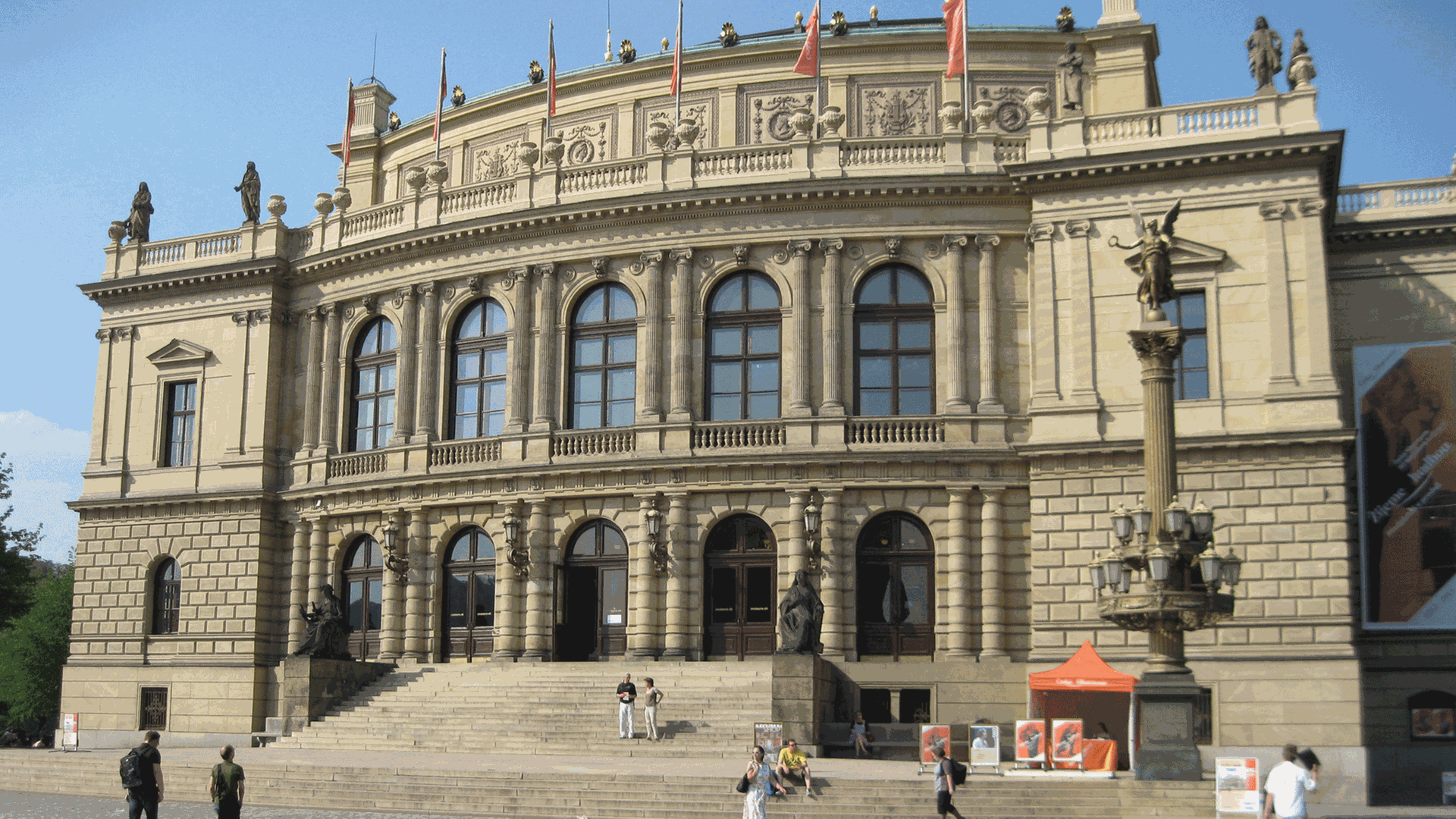 Die klassizistische Fassade des Konzertsaals Rudolfinum in Prag