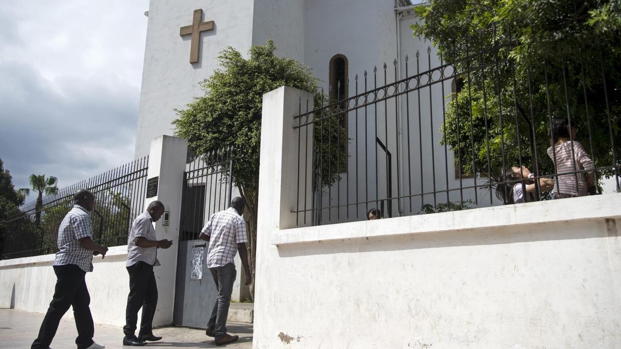 Marokkanische Christen auf dem Weg zu einem Gottesdienst in einer protestantischen Kirche in Rabat, Marokko.