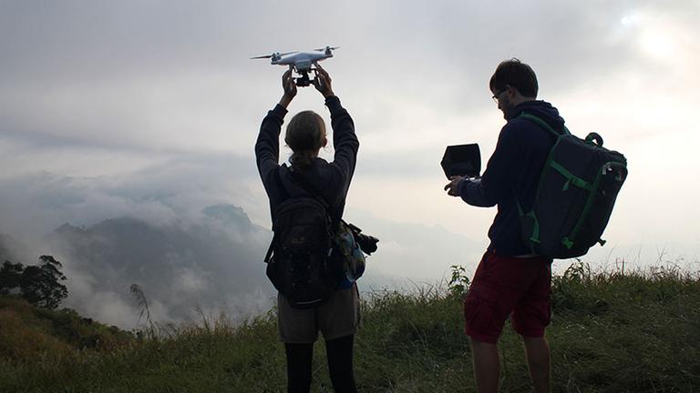 Reiseblogger Francis Markert und seine Freundin Sabrina Herrmann beim Starten einer Drohne in Thailand.