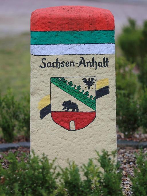 Ein Stein mit der Aufschrift "Sachsen-Anhalt"