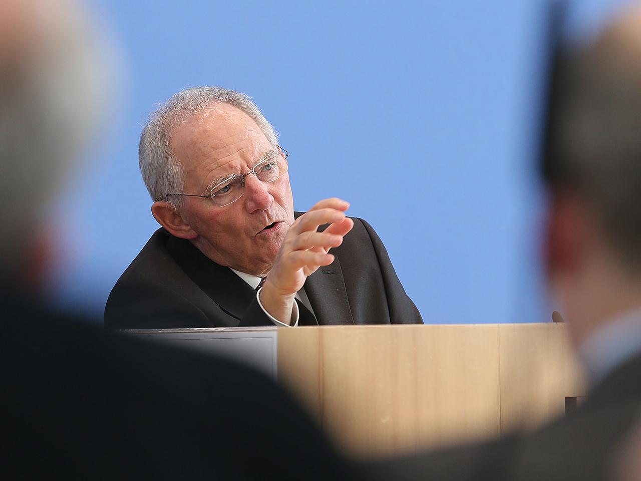 Bundesfinanzminister Wolfgang Schäuble (CDU) beantwortet vor der Bundespressekonferenz in Berlin Fragen von Journalisten.