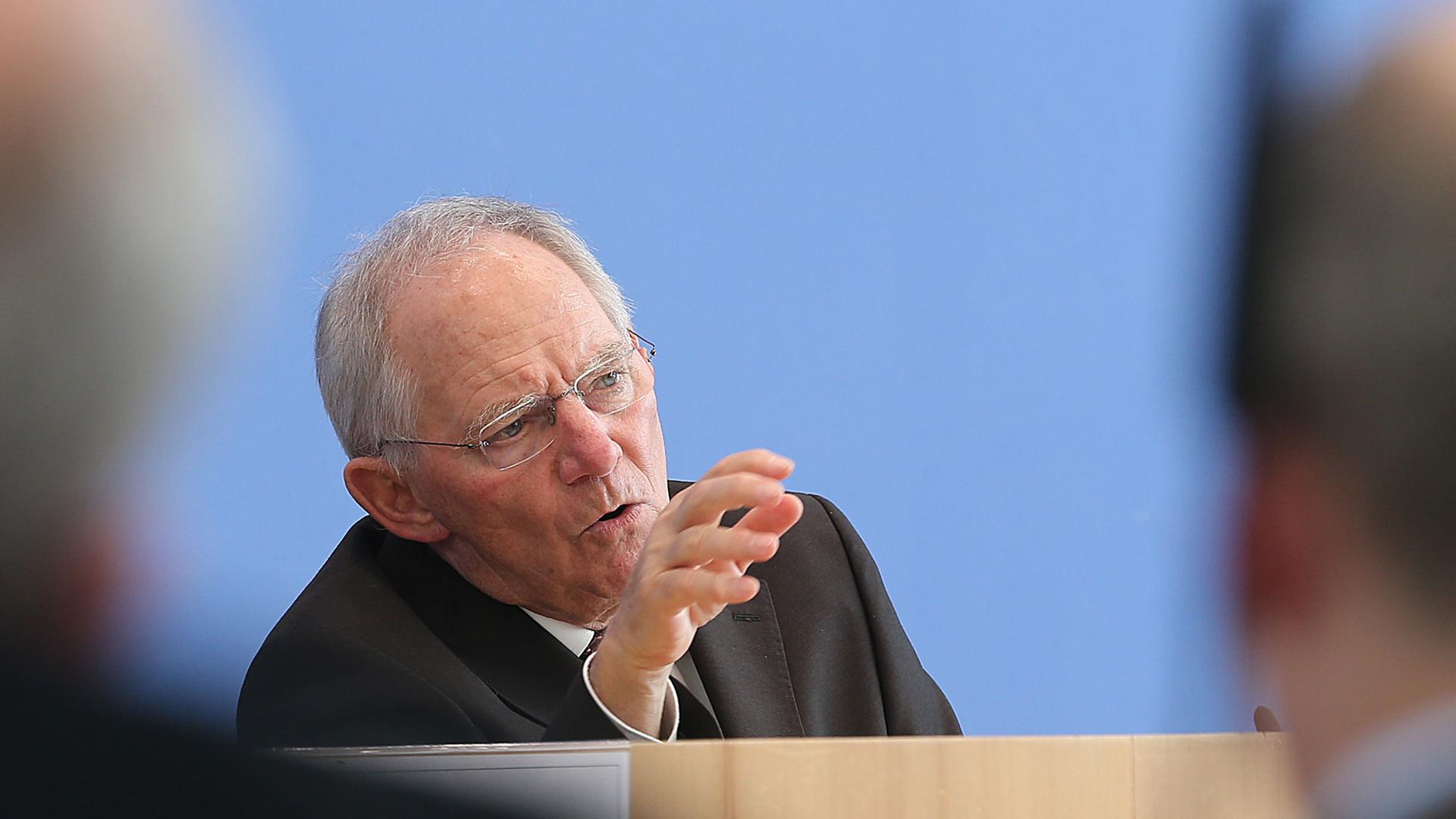 Bundesfinanzminister Wolfgang Schäuble (CDU) beantwortet vor der Bundespressekonferenz in Berlin Fragen von Journalisten.