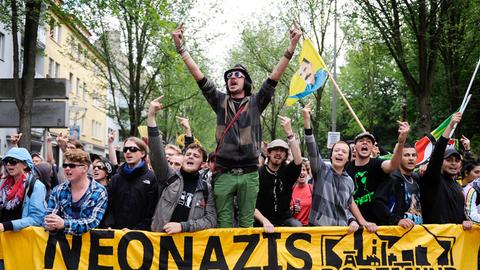 Menschen demonstrieren am 31.08.2013 gegen einen Aufmarsch von Rechtsextremen in Dortmund (Nordrhein-Westfalen). Rund 350 Rechtsextreme demonstrieren am Samstag in Dortmund.