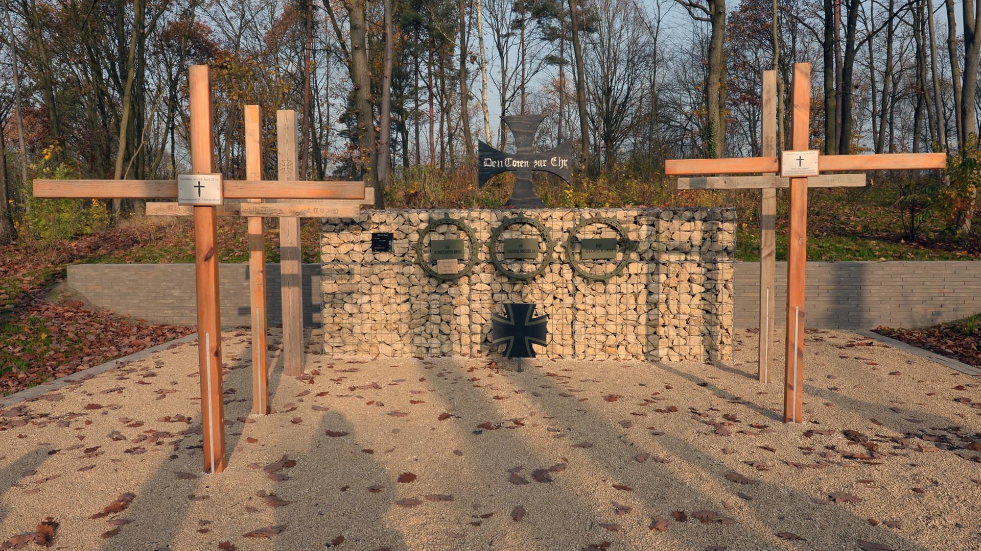 Holzkreuze stehen in einem Ehrenhain der neuen Gedenkstätte "Wald der Erinnerung" in Geltow (Brandenburg)