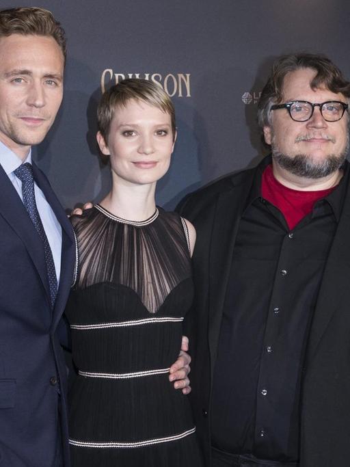 Der Regisseur und seine beiden Hauptdarsteller: Tom Hiddleston, Mia Wasikowska und Guillermo del Toro (v.l.) bei der Premier von "Crimson Peak" in Paris