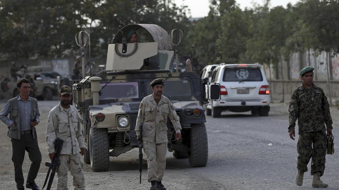Nach einem Selbstmordanschlag in Kabul patroullieren Sicherheitskräfte in der Nähe des Ministeriums für Ländliche Entwicklung in Kabul.