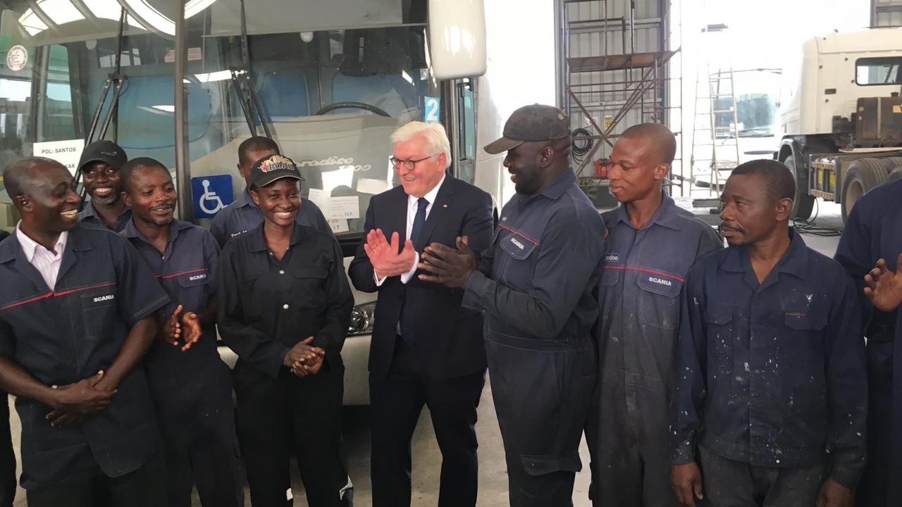 Bundespräsident Frank-Walter Steinmeier und Auszubildende in einer Werkstatt des LKW-Hersteller Scania in Accra.