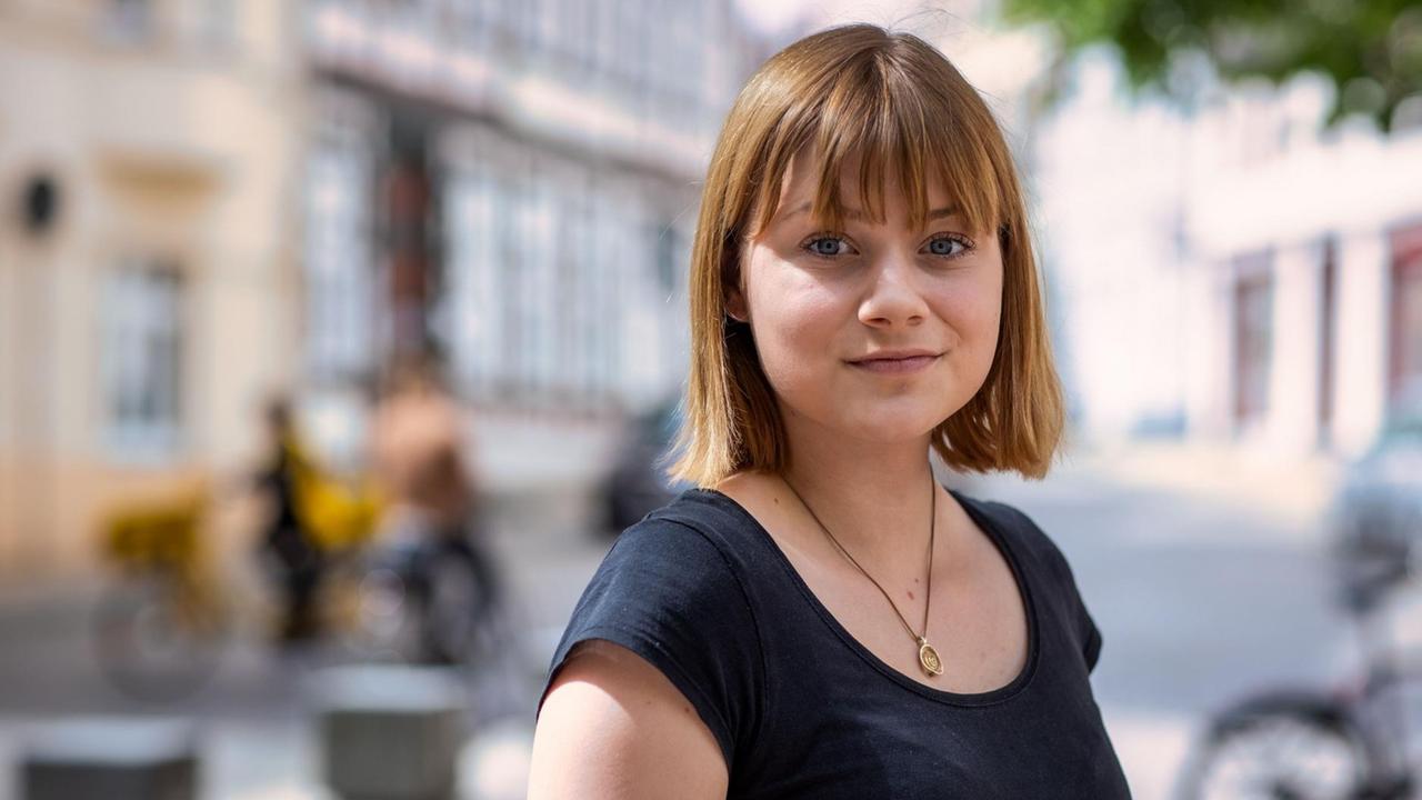 SPD Nachwuchspolitikerin Lilly Blaudszun bei einem Interviewtermin am Ziegenmarkt in Schwerin.