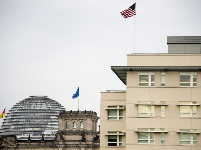 US-Botschaft in Berlin, im Hintergrund der Bundestag