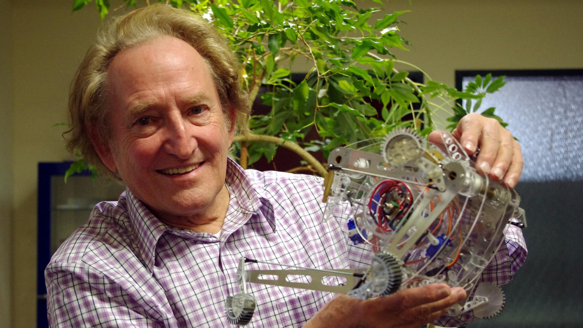 Der Forscher Ingo Rechenberg mit der Roboter-Spinne Tabbot - eine Spinne brachte den Forscher Ingo Rechenberg auf die Idee für den Roboter.