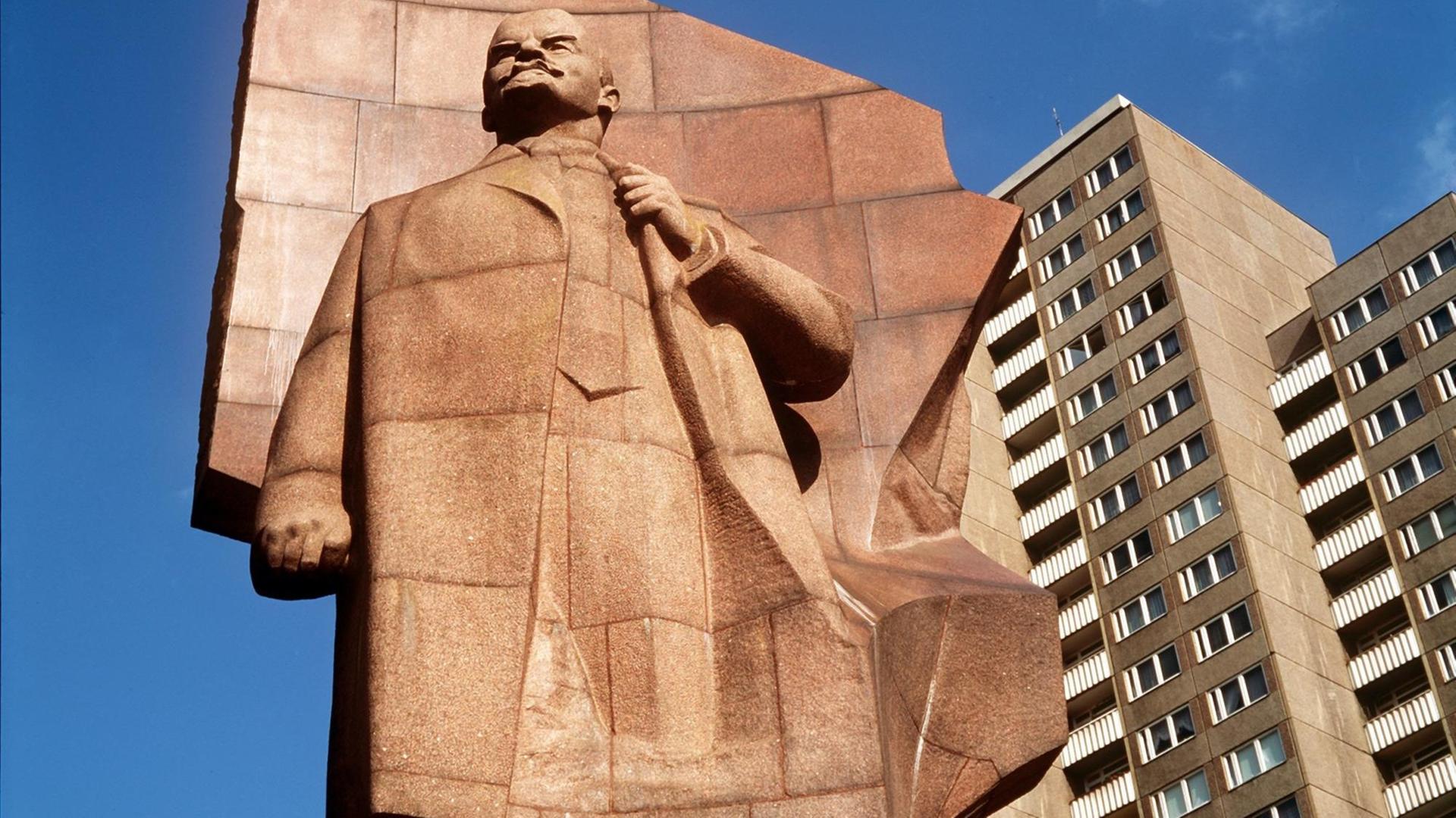 Archivfoto des Lenin-Denkmals am früheren Leninplatz in Ost-Berlin
