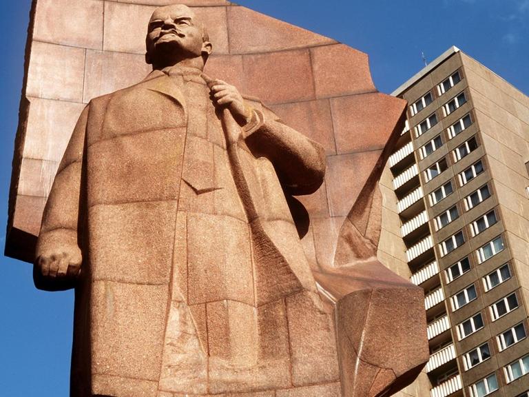 Archivfoto des Lenin-Denkmals am früheren Leninplatz in Ost-Berlin
