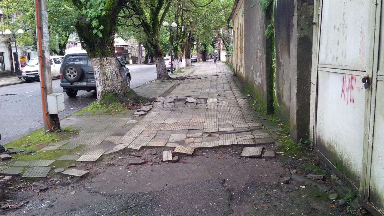 Eine Straße im Zentrum der Hauptstadt Suchumi in Abchasien 2015.