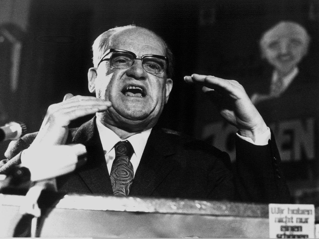 Der Bundestagsfraktionsvorsitzende Herbert Wehner spricht am 16.04.1971 auf der SPD-Wahlkampfveranstaltung für die bevorstehenden Landtagswahlen im schleswig-holsteinischen Neumünster.