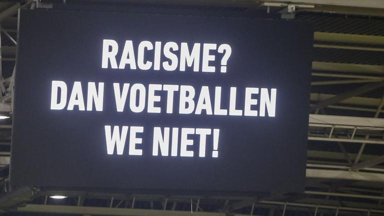 "Rassismus? Dann spielen wir kein Fußball", steht auf einer Anzeigetafel in Utrecht.
