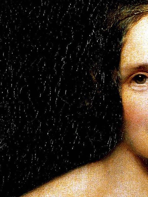 Ein gemaltes Porträt der Schriftstellerin Mary Shelley aus dem 19. Jahrhundert. Sie blickt den Betrachter ernst und frontal an, der Hintergrund ist schwarz.