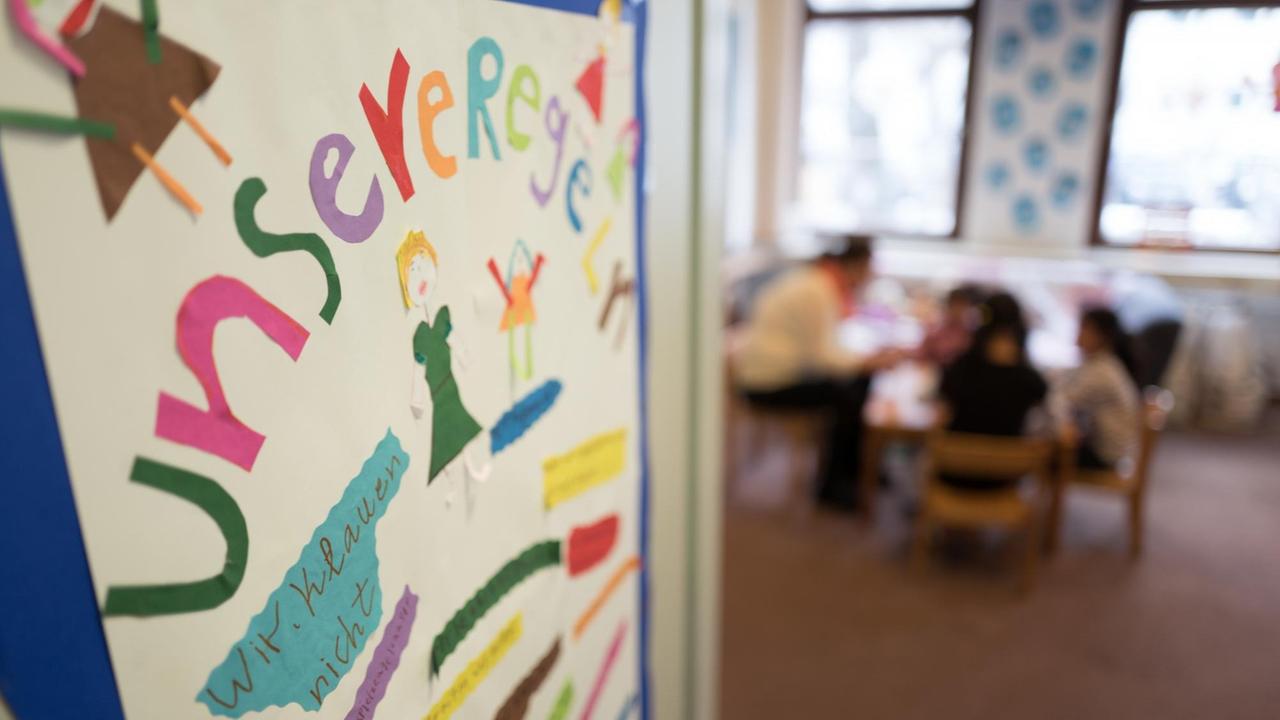 Von Kindern geschriebene Verhaltensregeln in einem Flüchtlingsheim in Berlin.