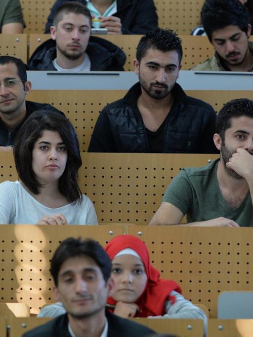Studenten in einem Hörsaal - darunter einige mit Migrationshintergrund. 