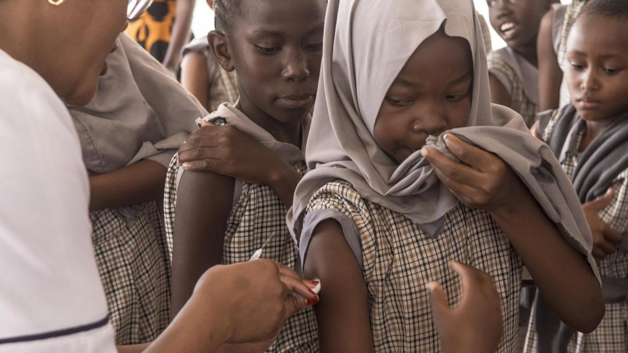 Zehnjährige Mädchen bei der Impfung.