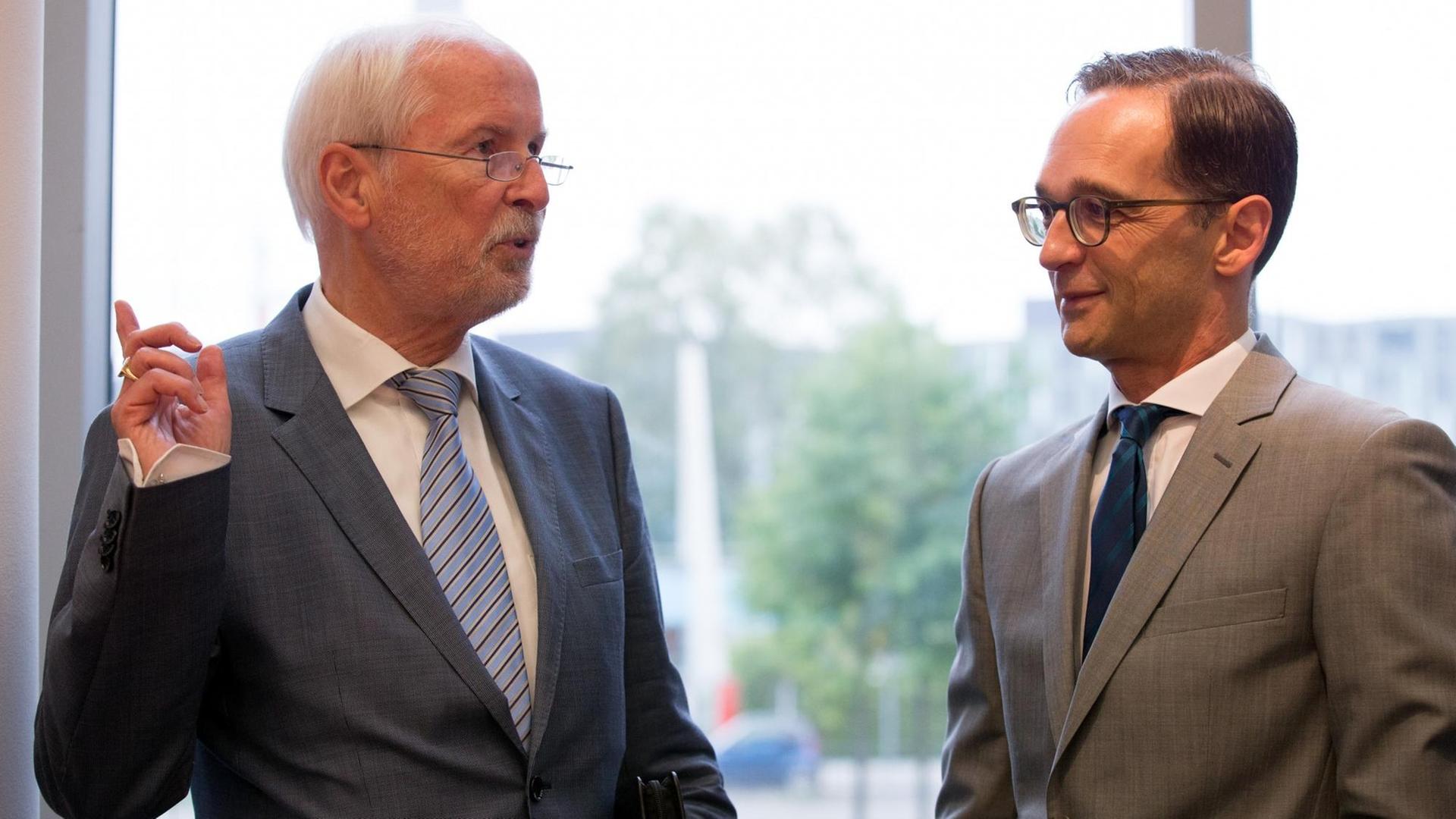Der in den Ruhestand versetzte Generalbundesanwalt Harald Range (l.) und Bundesjustizminister Heiko Maas unterhalten sich vor einem Fenster im Bundestag
