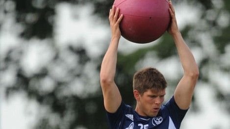 Klaas Jan Huntelaar im Trainingslager von FC Schalke 04 in Donaueschingen beim Zirkeltraining mit einem Medizinball